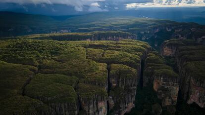 Vista aérea de la Serranía de Chiribiquete, meseta rocosa en la región de la Amazonía colombiana.