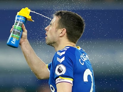 Un jugador de fútbol se refresca la cabeza durante un partido en 2020.