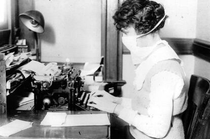 Una mecanógrafa con mascarilla el 16 de octubre de 1918 en Nueva York. La gripe impidió muchas actividades. Los funcionarios recomendaron a todas las personas llevar mascarillas, incluso en los espacios cerrados. Muchos temieron el contagio a través de documentos o materiales.