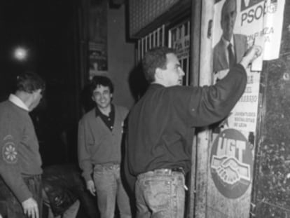 José Luis Rodríguez Zapatero pega carteles en la apertura de campaña de las elecciones europeas de 1994.