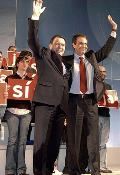 Gerhard Schröder y José Luis Rodríguez Zapatero, en el mitin de Zaragoza.