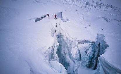 Simone Moro y Tamara Lunger, cruzando el campo de grietas en el Gasherbrum I.