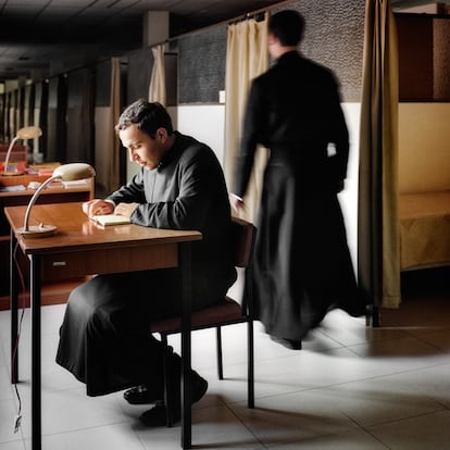 En el seminario de Salamanca cada novicio tiene una mesa de trabajo junto a su celda. No ven la televisión; todo su correspondencia es revisada por sus superiores; no pueden tener libros, radios ni más prensa que la admitida por la dirección del centro, siempre la más conservadora.