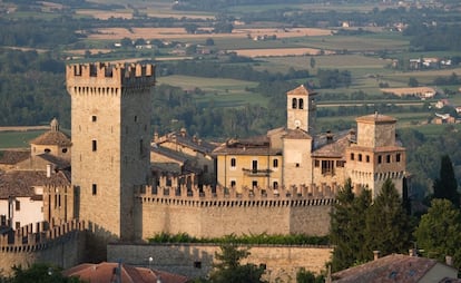 Más de 300 castillos se reparten por la provincia de Piacenza, en la Emilia Romaña. Algunos, como Vigoleno, en el municipio de Vernasca, son auténticos pueblos-fortaleza que conservan intactos sus trazados medievales rodeados de murallas.