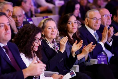 La presidenta del Banco Europeo de Inversiones, Nadia Calviño (c), aplaude en presencia del presidente ejecutivo de Criteria, Isidro Fainé (2d), durante la XXIII reunión del congreso de la Confederación Española de Directivos y Ejecutivos.