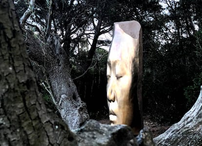 Una de las cabezas de la obra 'Los tres alquimistas' (2018), en la Fondation Carmignac, Porquerolles, en Francia.