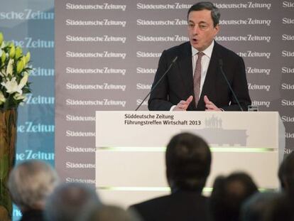 El presidente del Banco Central Europeo (BCE), Mario Draghi, da un discurso durante su participación en un foro económico organizado por el periódico alemán Süddeutsche Zeitung en Berlín (Alemania)