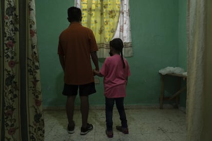 Este padre hondureño, de 33 años, migró con su hija que sufre de espina bífida. Aunque el mal congénito de la menor de 9 años no tiene cura, el hombre quiere llegar a EE UU porque cree que en ese país puede mejorar su calidad de vida. La Patrulla Fronteriza los detuvo después de cruzar el Río Grande sin oportunidad de contar su caso. Tras pasar una noche en el campamento, la ONG Sidewalk School les ofreció un refugio para que no tuvieran que dormir en la calle.