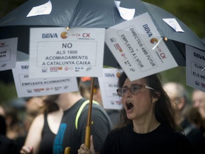 Treballadors de CatalunyaCaixa protesten per l'ERO el juliol del 2015.