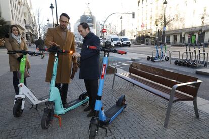 Borja Carabante, delegado de Medio Ambiente del Ayuntamiento de Madrid (en la derecha) aparece en la calle Alcalá junto a los patinetes de las tres empresas autorizadas: Lime, Tier y Dott, el 25 de enero de 2023.