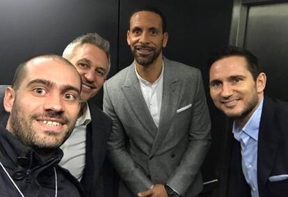 Florent Torchut (izquierda), en el ascensor del Camp Nou, con Lineker, Ferdinand y Lampard.