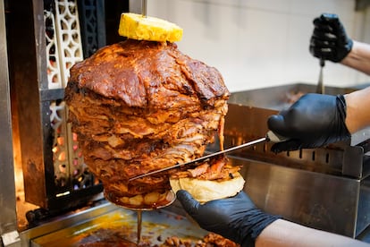 Carne de pastor al fuego en el local de comida mexicana Trompo Tacos, en el Mercado de San Leopoldo, en Madrid.