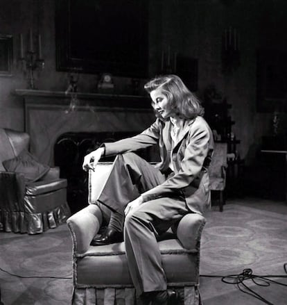 <strong>Katherine Hepburn, desayuno con pantalones. </strong>Si hay una actriz que ha sabido llevar los pantalones masculinos y otras prendas del sexo opuesto en Hollywood este honor le corresponde a Katherine Hepburn, frente a la imagen glamurosa y distante de estrellas como Greta Garbo o Marlene Dietrich, la protagonista de 'La fiera de mi niña' (1938) se avanza en la proyección de la mujer urbana e independiente que triunfaría décadas despues.