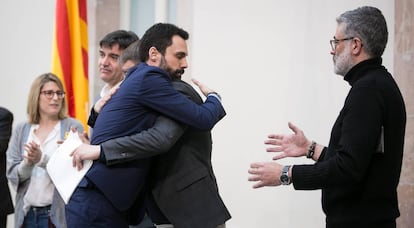 Torrent se abraza a Domènech ante la presencia de Riera y Artadi.