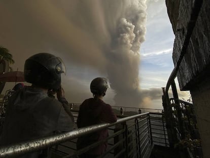 A coluna de fumaça do vulcão Taal, próximo de Manila, capital das Filipinas.