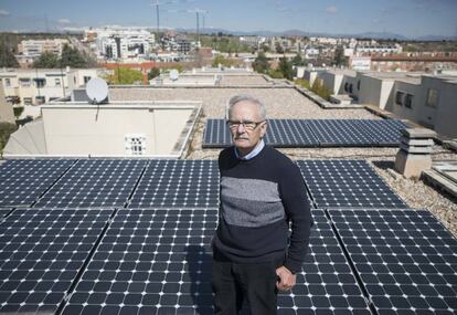 El ingeniero jubilado Paco Holguera convenció a 34 vecinos de la urbanización Rosa Luxemburgo, en San Sebastián de los Reyes (Madrid), para que instalaran placas solares en sus viviendas.