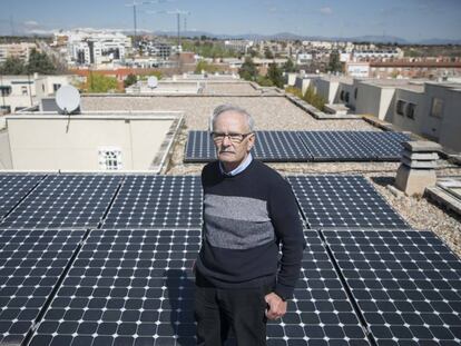 El ingeniero jubilado Paco Holguera convenció a 34 vecinos de la urbanización Rosa Luxemburgo, en San Sebastián de los Reyes (Madrid), para que instalaran placas solares en sus viviendas.