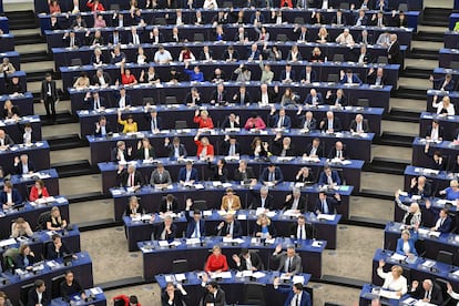 El Parlamento Europeo vota a favor de un cargador único para Europa, este martes.