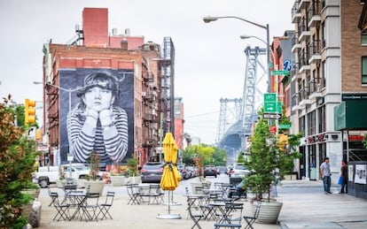 Calle de South Williamsburg, en Brooklyn (Nueva York), con el puente de Williamsburg al fondo.