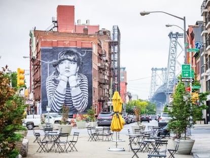 Calle de South Williamsburg, en Brooklyn (Nueva York), con el puente de Williamsburg al fondo.