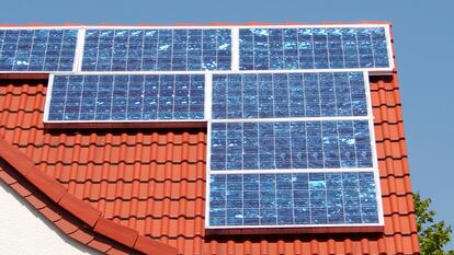 Instalación de paneles solares en el tejado de una vivienda.