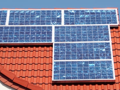 Instalación de paneles solares en el tejado de una vivienda.