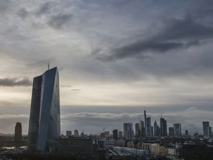 Vista de la torre del BCE, sobre la ciudad de Fráncfort.