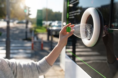 Por cada envase depositado en los contenedores o en las máquinas, el usuario obtendrá un crédito que podrá canjear en la 'app' de RECICLOS.