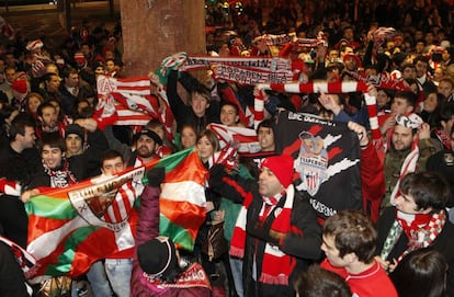 Aficionados del Athletic animan al equipo esta tarde en las inmediaciones de San Mams.