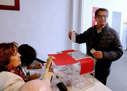 Manuel de la Rocha vota en la agrupación socialista de Chamartín.