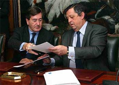 Los presidentes de Repsol YPF, Alfonso Cortina (izquierda), y de la Mutua, José María Ramírez Pomatta, tras la firma del acuerdo.