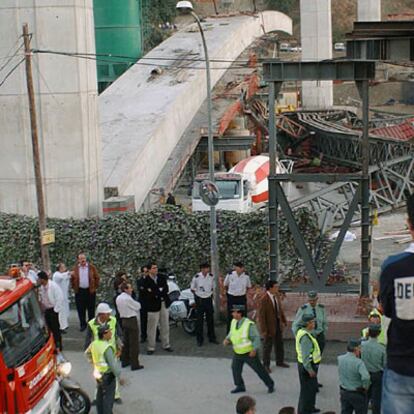 Al fondo, en el suelo, la estructura metálica que soportaba el tablero del puente y que al ceder causó seis muertos.