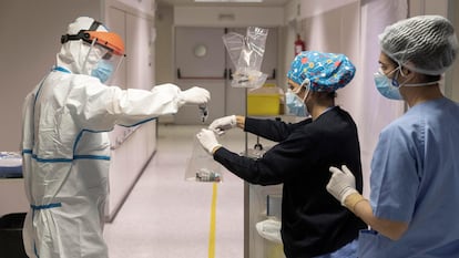 Health workers collecting a blood sample of a Covid-19 patient at Reina Sofía hospital in Murcia.