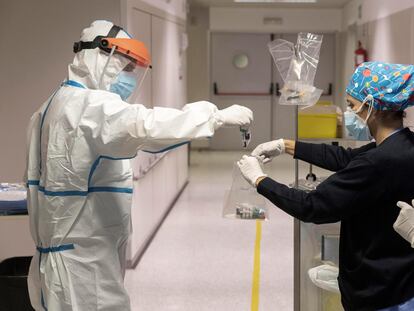 Health workers collecting a blood sample of a Covid-19 patient at Reina Sofía hospital in Murcia.