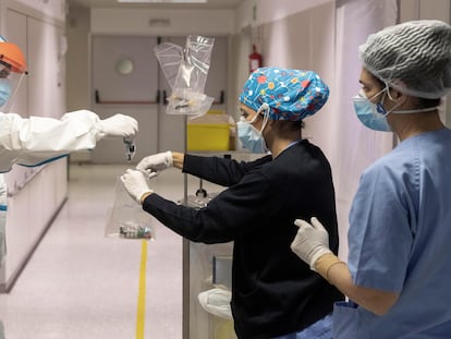 Sanitarios recogían muestras de sangre de un paciente ingresado por coronavirus el 13 de enero en la quinta planta covid del Hospital Reina Sofía de Murcia.