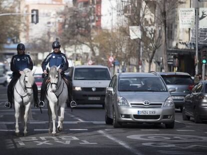 Polic&iacute;as municipales patrullaban a caballo el pasado martes por la avenida de la Albufera.