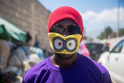 Un hombre usa una mascarilla de protección, en el primer día en que su uso es obligatorio, este lunes en Puerto Príncipe (Haití).