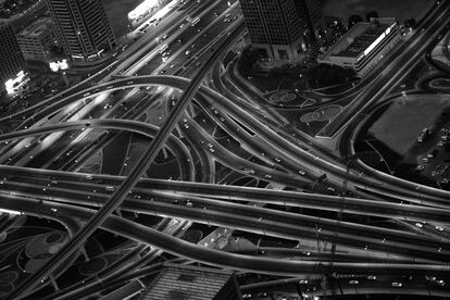 Una forma de vida basada en la industrialización nos ha llevado a este punto crítico. Las grandes ciudades son los principales focos de polución, por las emisiones de CO2 que generan. Nudo de autopistas en Dubái, visto desde la azotea de la torre Burj Khalifa.