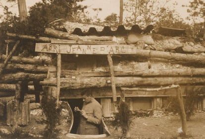 O militar francês Jean Treau fez dezenas de fotos de sua campanha militar na Alsácia, como esta, do refúgio Juana de Arco. Nunca falou com sua família sobre as suas experiências.