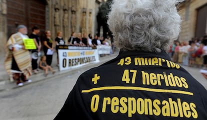 Una mujer con la camiseta de la Asociaci&oacute;n de V&iacute;ctimas del Metro, ayer en la concentraci&oacute;n en la plaza de la Virgen de Valencia.