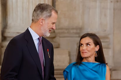 Los Reyes conversan en el interior del Palacio Real de Madrid.