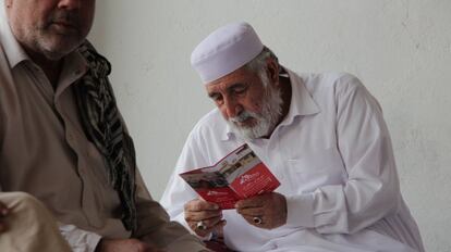 En el hospital de MSF en Peshawar  trabaja un equipo médico de casi 100 personas (pediatras, matronas, ginecólogos y enfermeras) para ofrecer a las madres y a sus bebes la mejor atención posible. Cuenta con una unidad neonatal con incubadoras, equipos cardiovasculares, respiratorios y de fototerapia, y soluciones intravenosas, algo que sigue siendo excepcional en Pakistán. 