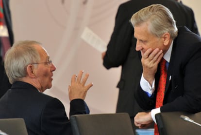 El ministro de Finanzas alemán, Wolfgang Schäuble (izquierda), conversa con Jean-Claude Trichet en un encuentro reciente.