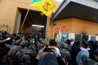 El presidente Donald Trump ha reaccionado con furia al asalto, acusando a Irán de orquestar el ataque y conminando a Irak a proteger la Embajada. En la imagen, manifestantes y milicianos acceden al recinto de la Embajada de Estados Unidos.