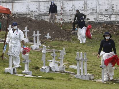 Expertos forenses de la Jurisdicción Especial para la Paz trabajan durante una jornada de exhumación en el cementerio de Dabeiba, en el departamento de Antioquia, el 11 de marzo de 2021.