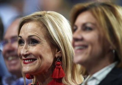 La presidenta de la Comunidad de Madrid, Cristina Cifuentes, junto a la secretaria general del Partido Popular, María Dolores de Cospedal.