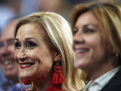 La presidenta de la Comunidad de Madrid, Cristina Cifuentes, junto a la secretaria general del Partido Popular, María Dolores de Cospedal.