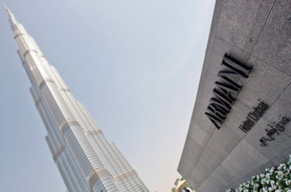 La entrada del hotel Armani ubicado en el rascacielos más alto del mundo, <i>Burj Dubai</i>, rebautizado como <i>Torre Jalifa</i>, con 828 metros de altura, en Dubai, Emiratos Árabes Unidos.