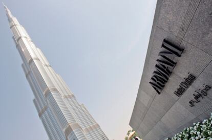 La entrada del hotel Armani ubicado en el rascacielos más alto del mundo, <i>Burj Dubai</i>, rebautizado como <i>Torre Jalifa</i>, con 828 metros de altura, en Dubai, Emiratos Árabes Unidos.