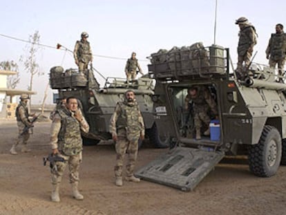 Soldados y blindados españoles en la base de Diwaniya, en el sur de Irak.